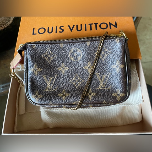Louis Vuitton Monogram Mini Pochette 🩷 - Picture 11 of 12